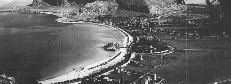 001_mondello.jpg - Mondello dall'alto in una foto del primo ventennio del 900. Lo stabilimento balneare in muratura costruito su palafitte ed inaugurato nel 1912. Questa costruzione realizzata con 350 cabine fu una delle 
poche opere realizzate. La "Grande Passeggiata Giardino" confinante con la spiaggia, realizzata dal Comune di Palermo in base al piano regolatore del 1906, che dalla Garitta del Dazio a Piazza Valdesi 
giungeva fino all'inizio delle case dei pescatori.